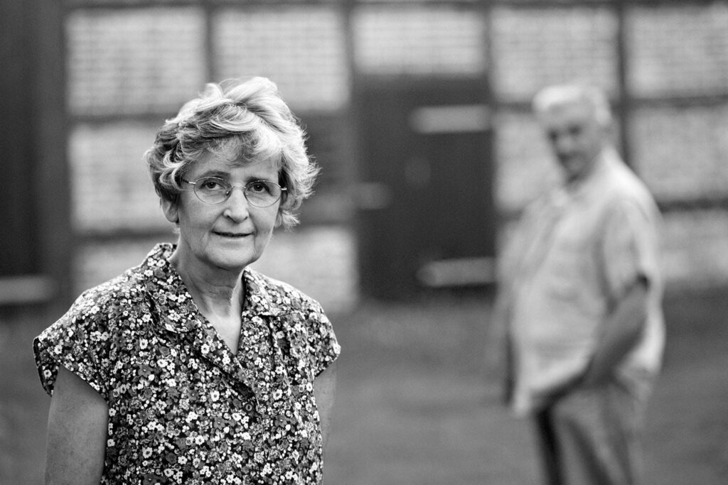 Portrait einer älteren Frau mit Brille – dokumentarische Dorffotografie von Uwe Nölke aus Schwerin über dörfliche Lebenswelten in Schwarz-Weiß