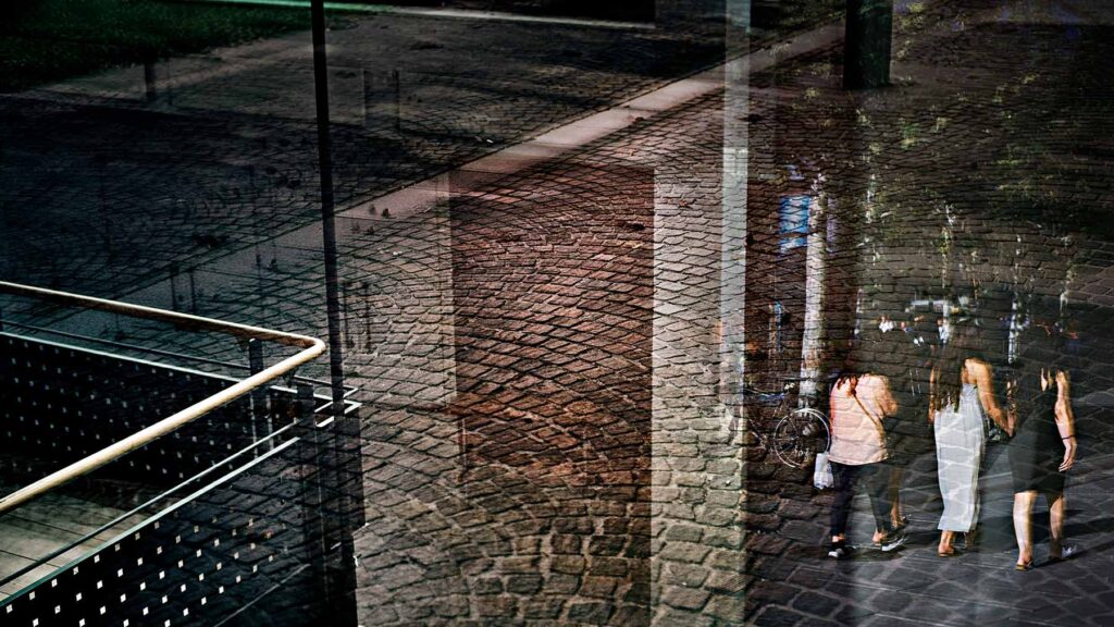 Outside In - Urbane Straßenszene mit Spiegelungen in Glasfassade, Menschen in Reflexion, künstlerische Fotografie von Fotograf Schwerin Uwe Nölke
